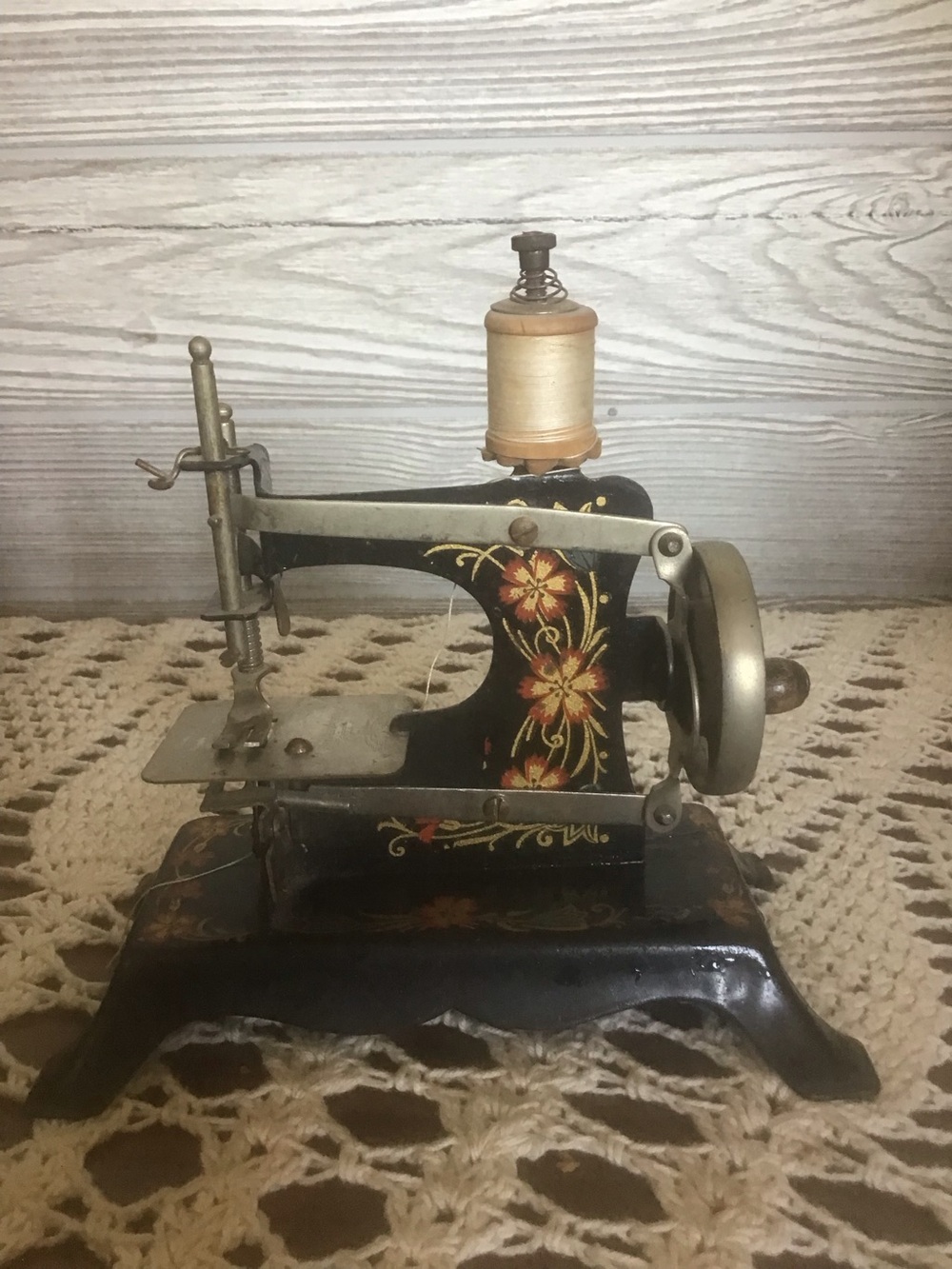 Antique Cast Iron Toy Sewing machine-Casige Hand Crank